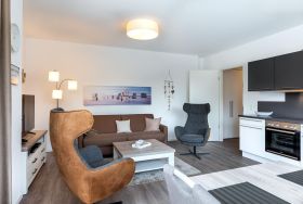 Wohn-/Essbereich mit Couchtisch, Sitzgelegenheiten, TV und K