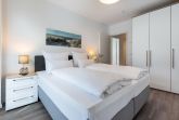 Schlafzimmer mit Boxspringbett, NachtschrÃ¤nke und Kleidersc