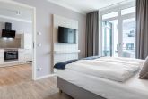 Schlafzimmer mit Zugang zum Wohn-/Essbereich