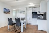 Offene KÃ¼che mit KÃ¼chentisch und Sitzgelegenheit