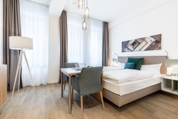 Wohn-/Schlafbereich mit Boxspringbett
