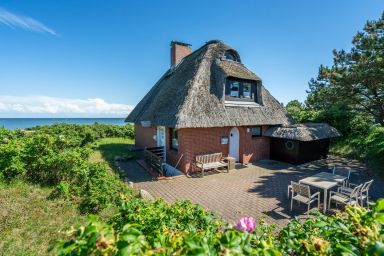 Haus Sundermann - Traumhafte Wohnung unter Reet für 5 Personen, Meerblick, Stellplatz, WLAN.