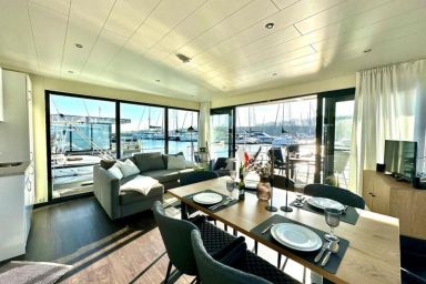 FLOATING 44 in Boltenhagen - Boot 3 - FLOATING 44 in Boltenhagen - festliegendes Hausboot in der Weißen Wiek