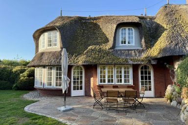 Haus Kliff - Exklusives 5 Sterne Reetdachhaus für 5 Pers. mit Sauna, Kamin, Garten, PKW-Stellplatz.
