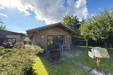 Bungalow im Garten - ruhig im Grünen mit Grill - Bungalow im Garten - Komfortables Ferienhaus mit Terrasse und Feuerschale