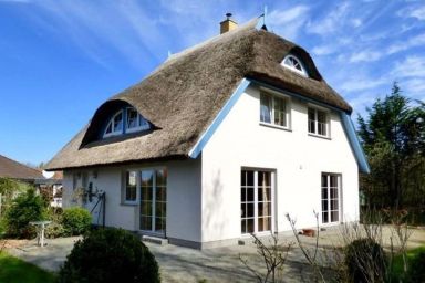 Fewo im Uhlenhuus - familiär und tierfreundlich - Ferienwohnung Uhlenhuus: Reetdachromantik mit Gartenterrasse & Carport