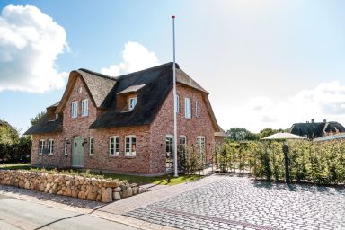 Hummerklippen a - Exklusive Ferienhaushälfte mit Sauna, Kamin und großem Garten in Süderende