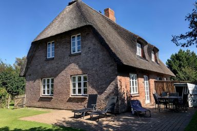 Triibergem 39 - DHH - Ferienhaus in Utersum: 75 m², Garten, 500 m zum Strand, Hunde willkommen
