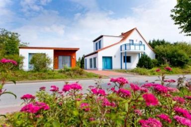 Ferienwohnung Ostrea EG Breege - Moderne Ferienwohnung mit Terrasse nahe Strand & Hafen in Juliusruh