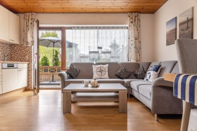 Ferienwohnung 50131 - Großzügig und hell: Die Erdgeschosswohnung mit dem geräumigen Bad ist mit einem Rollstuhl befahrbar. Auf der angrenzenden Terrasse werden Sie Ihre Urlaubstage genießen.