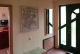 freundlicher Flur mit historischer RÃ¼genkarte, Garderobe un