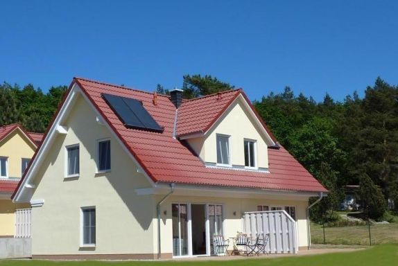 AuÃenansicht des GebÃ¤udes. Ferienhaus an Seen und Meer