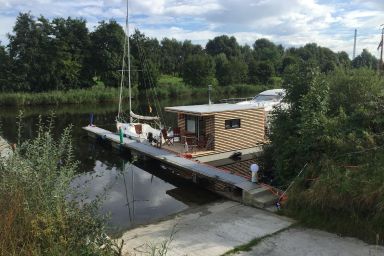 Hausboot für zwei Personen mit Kamin und Terrasse