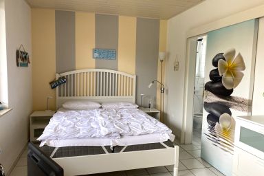 Haus Achtern Diek - Ferienwohnungen in Hooksiel - Apartment, 20 qm, Wohn-/Schlafzimmer mit Küchenzeile, private kleine Terrasse, max. 2 Personen