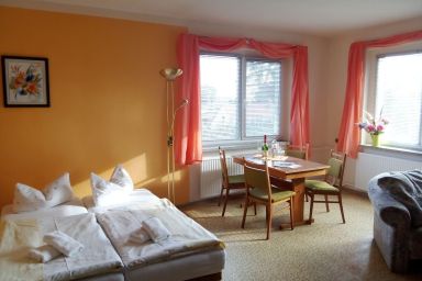 Ostalgiehaus - Ferienhaus Am Stettiner Haff - FeWo Christa (links)