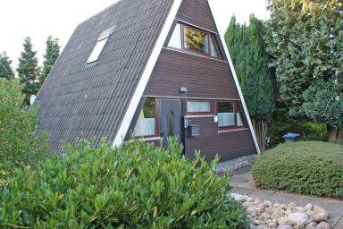 Zeltdachhaus mit grossem Grundstück - - mit W-LAN in ruhiger Lage