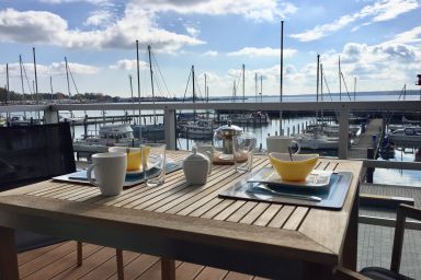 Apartment 2  - "Am Leuchtfeuer 2" - Blickrichtung Yacht-, Binnenhafen und offene See