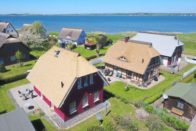 Ferienhaus Falke - schickes Ferienhaus mit Meerblick, Terrasse und Kamin - Ferienhaus Falke