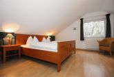 Schlafzimmer mit Doppelbett