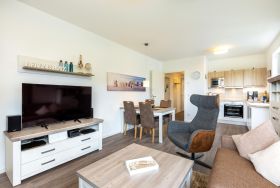 Wohn-/Essbereich mit Sitzgelegenheiten, Couchtisch und TV