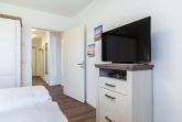Schlafzimmer mit Boxspringbett und TV