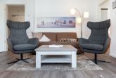 Wohn-/Essbereich mit Doppelschlafcouch, Couchtisch und Sesse