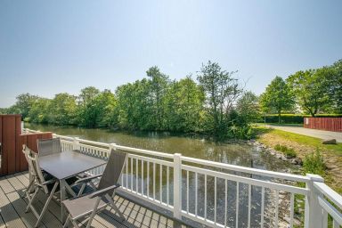 NordseeResort Friesland Ferienhäuser - Top-Ferienhaus am Deich mit Terrasse am Wasser, zwei Balkonen, Sauna & Kaminofen