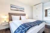 Schlafzimmer mit Boxspringbett und Kleiderschrank