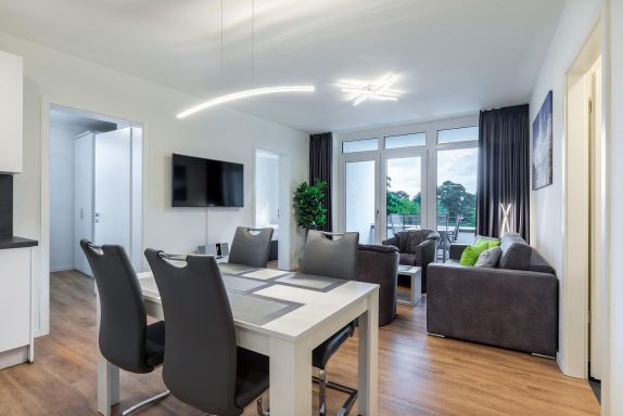 Wohn-/Essbereich mit KÃ¼chentisch und Sitzgelegenheit
