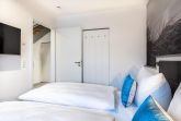 Schlafzimmer mit Flatscreen-TV