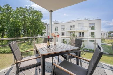 Ferienwohnung Haffblick 1 mit Fitness, Sauna und Kinderspielbereich - Moderne Ferienwohnung mit Balkon, Sauna und Gartenblick am Stettiner Haff