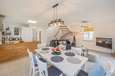 Ferienhaus JoHann mit Sauna, großer Terrasse und moderner Einrichtung - Modernes Ferienhaus im Fischerdorf im Grünen mit Sauna, Garten & Platz für 4 Personen