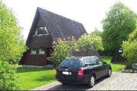 AuÃenansicht des GebÃ¤udes. Stellplatz