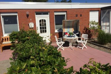 Nettes Ferienhaus in Dornumersiel mit Grill, Garten und Terrasse