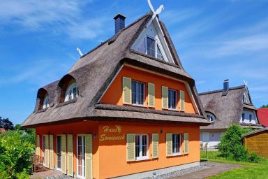 Reetdachhaus mit Kaminofen und großer Terrasse