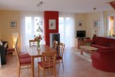Wohnzimmer mit Esstisch, Ecksofa, Kamin, E-Piano und Terrass
