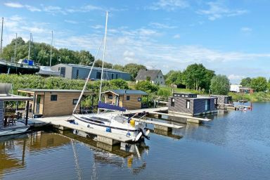 Hausboot KHT 2 Lacet mit Elektrokamin im Salon, 1 Schlafraum, Küche, Duschbad mit WC / Waschbecken und Terrasse