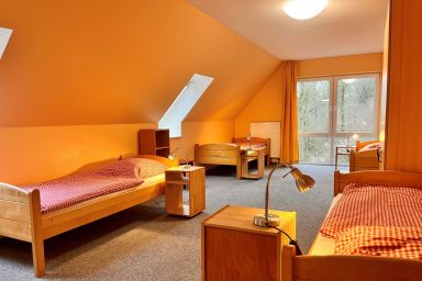 Nordsee-Jugendheim Delphin - 4-Bett-Zimmer mit sanitären Einrichtungen auf dem Flur im Dachgeschoss