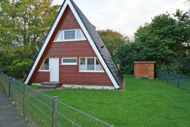 Zeltdachhaus mit Zaun und schönem Grundstück - - mit elektrischer Markise