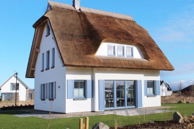 Rügenzauber – Reetdachhaus mit Sauna u. Kamin | Strandnähe | Garten