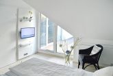 Schlafzimmer mit Fernseher