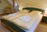 Schlafzimmer mit Doppelbett