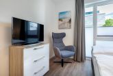 Schlafzimmer mit TV und Sessel