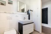 Badezimmer mit Zugang zum Flur