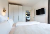 Schlafzimmer mit Kleiderschrank und TV