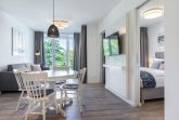 Wohn-/Essbereich mit Blick zum Schlafzimmer