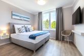 Schlafzimmer "1" mit Boxspringbett und Flatscreen-TV