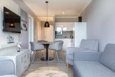 Wohn-/Essbereich mit Doppelschlafcouch und Flatscreen-TV