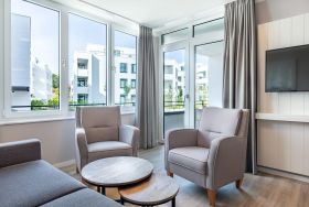 Wohn-/Essbereich mit Zugang zur Ã¼berdachten Loggia