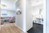 Flur mit Blick zum Badezimmer